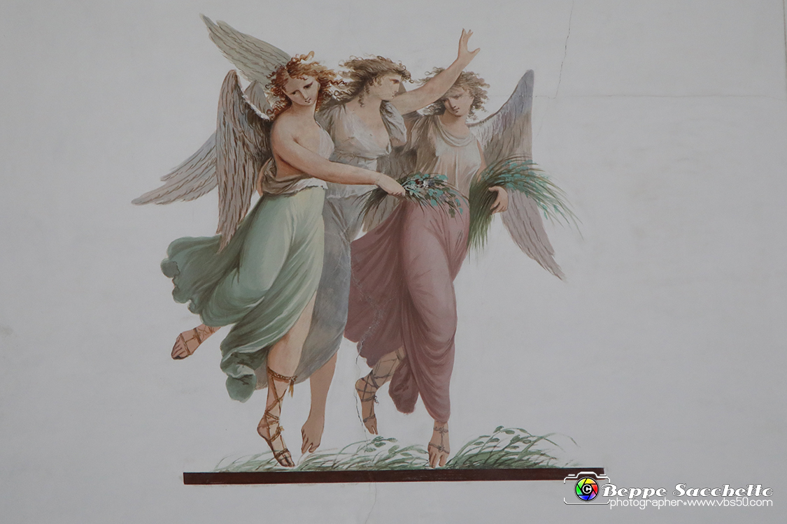 VBS_6507 - Villa Pisani - Stra (Venezia).jpg - SALA DI MARIA ANNA CAROLINA  Stanza intitolata a Maria Anna Carolina, sposa di Ferdinando figlio di Francesco i d'Austria. II soffitto è decorato dal pittore Bevilacqua con quattordici danzatrici con timpani e tamburelli e una sequenza di lunette con amorini; le pareti sono rivestite di una tappezzeria originaria dell'epoca. 